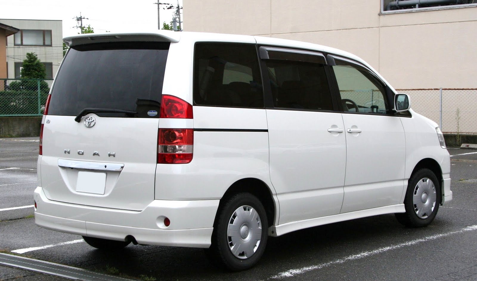 Toyota_Noah_rear.jpg