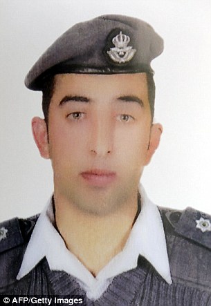 2539BA8400000578-2938199-Hostage_The_fate_of_Jordanian_pilot_Mu_adh_al_Kasasibah_is_still-a-3_1422982573465.jpg