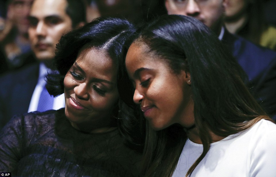 3C09994600000578-4105722-Michelle_and_Malia_watch_on_from_the_crowd_during_the_address_Ob-a-48_1484107923237.jpg