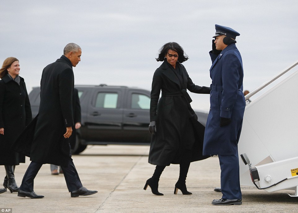 3C07BF0D00000578-4105722-Both_the_president_and_the_first_lady_wore_heavy_black_winter_co-a-20_1484116414589.jpg