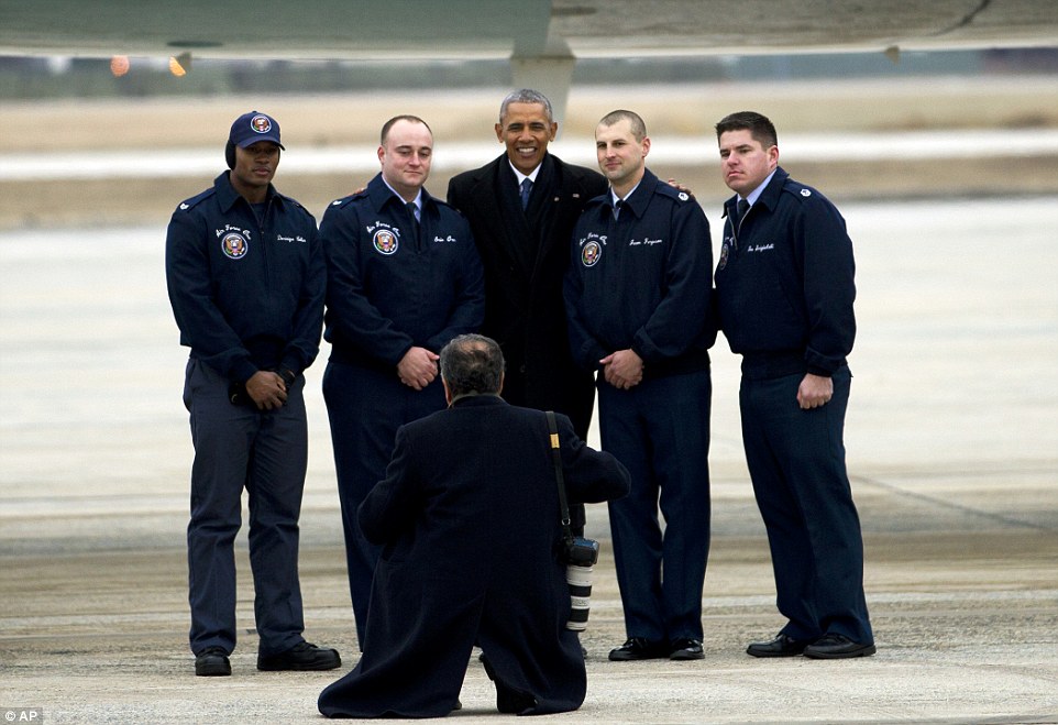 3C07DAAE00000578-4105722-Obama_stopped_for_a_photo_opportunity_with_Air_Force_One_crew_me-a-25_1484116414592.jpg