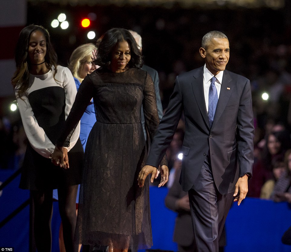 3C09A2CF00000578-4105722-The_First_Family_hold_hands_as_they_take_to_the_stage_at_the_end-a-4_1484116413808.jpg