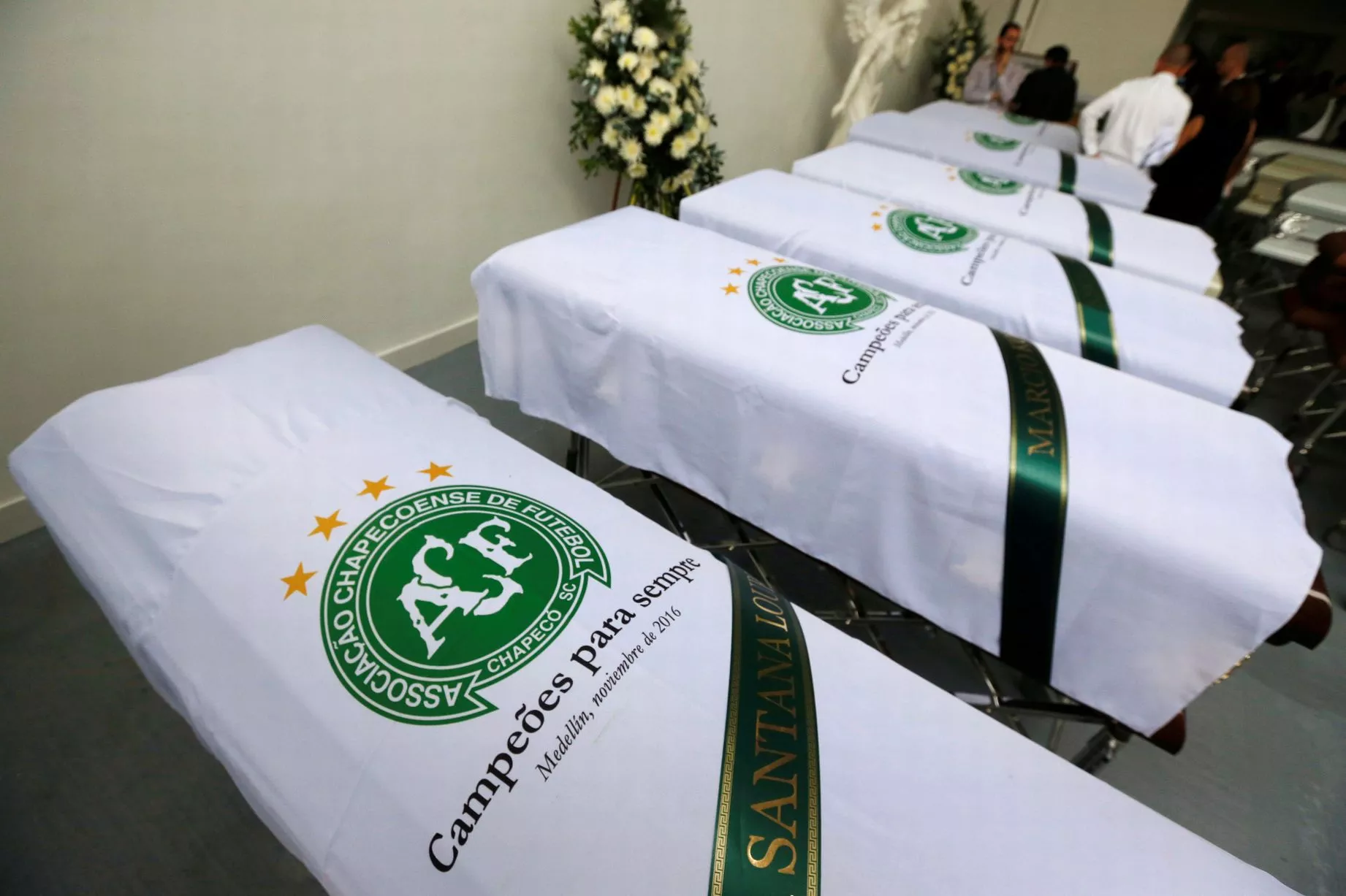 Blankets-bearing-the-crest-of-Brazilian-soccer-team-Chapecoense-are-placed-on-coffins-holding-the-re.jpg