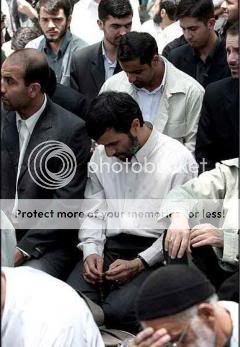 ahmadi-nejad-praying-2.jpg