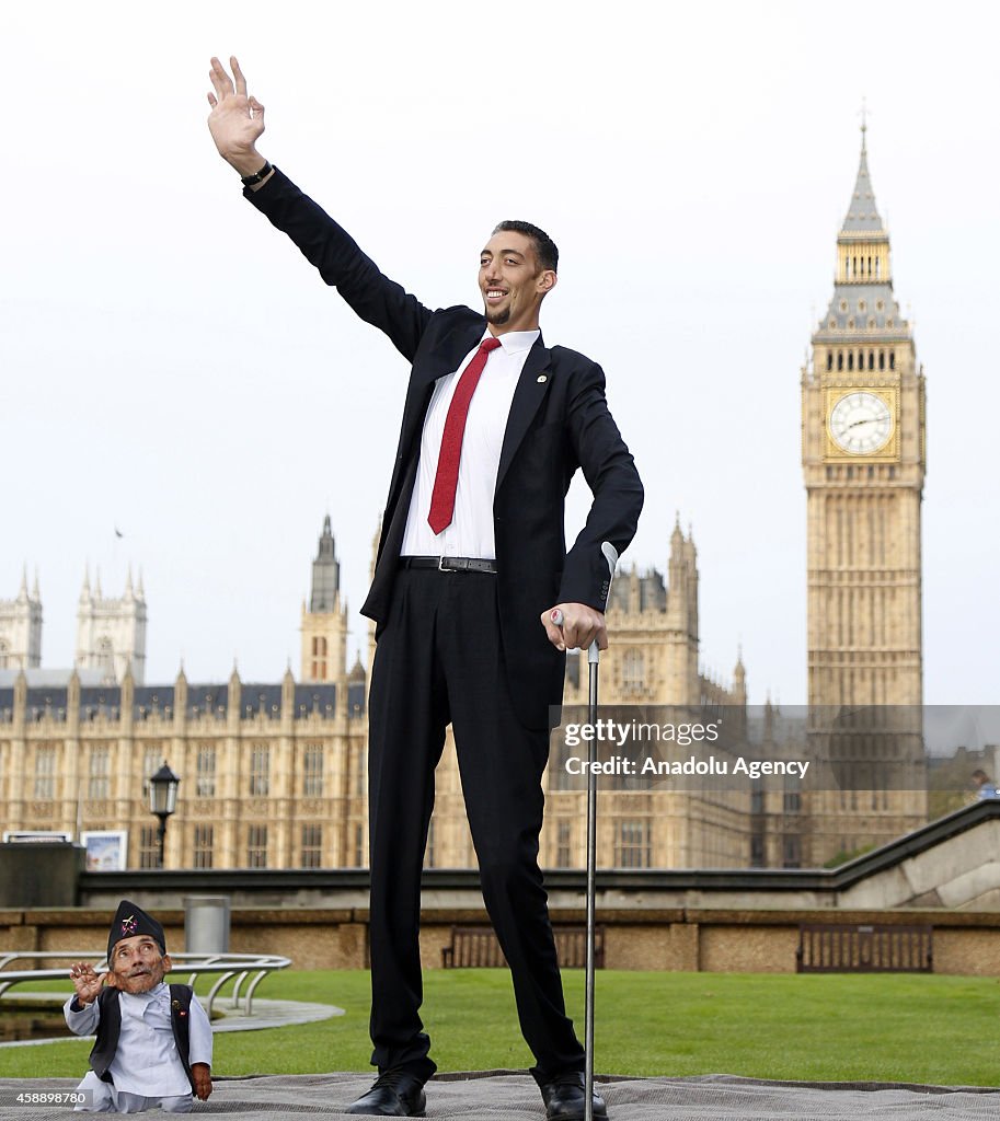 the-worlds-tallest-man-sultan-kosen-meets-with-the-shortest-man-ever-picture-id458898780