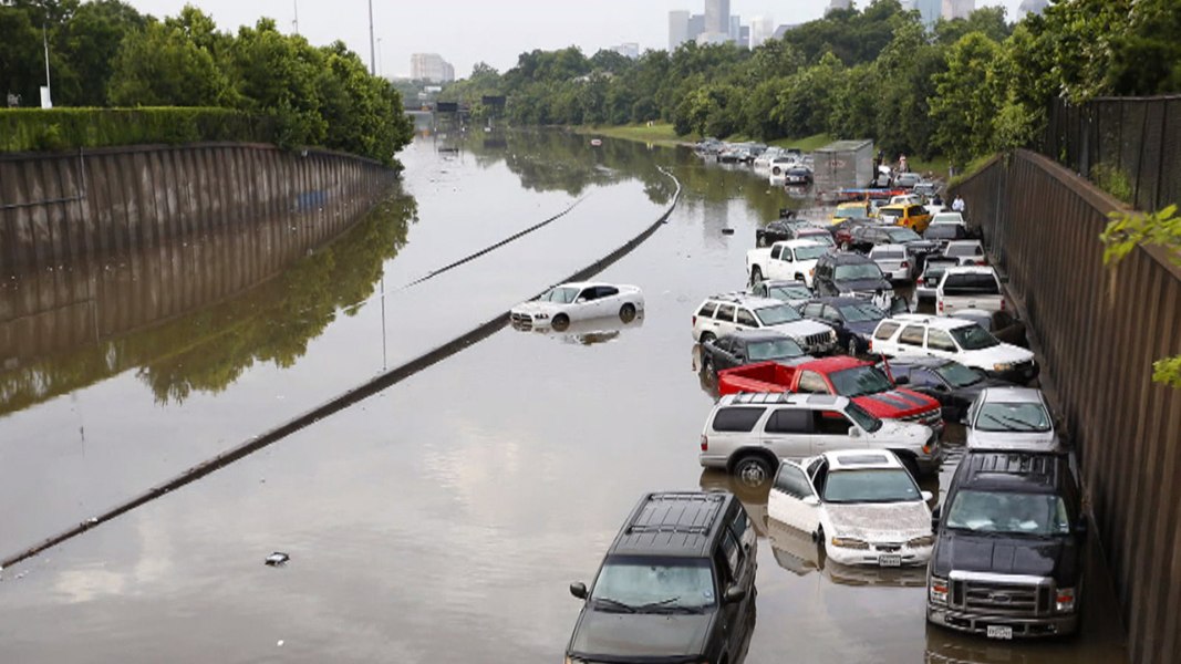 tdy_shamlian_flood_150527.nbcnews-ux-1080-600.jpg