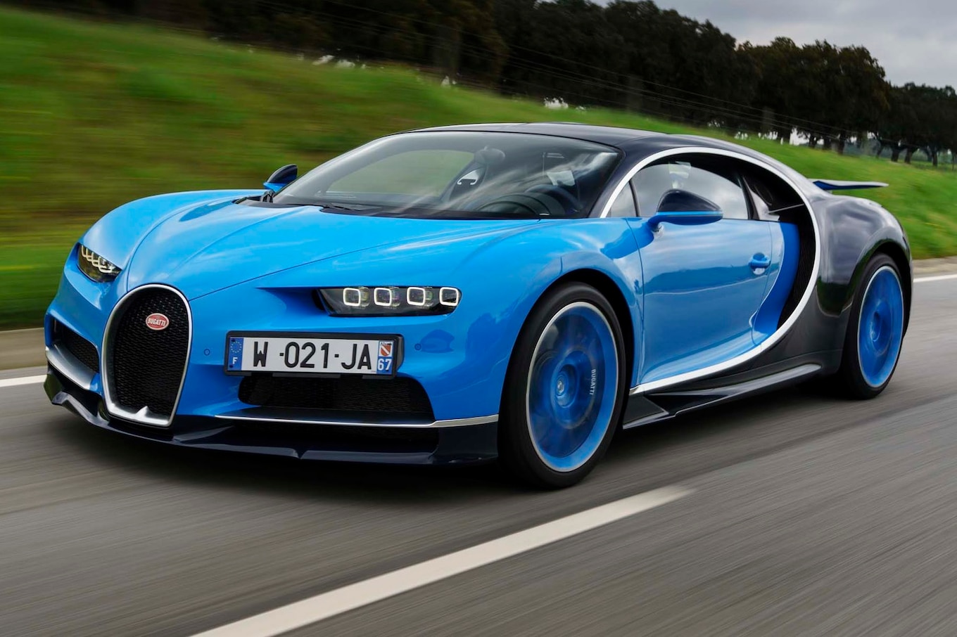 Bugatti-Chiron-front-three-quarter-in-motion-e1490296099531.jpg