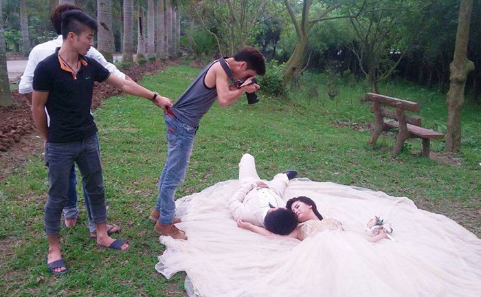 funny-crazy-wedding-photographers-behind-the-scenes-38-5774e30460de6__700.jpg