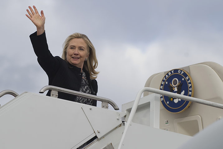 Hillary-Clintons-handshak-016.jpg