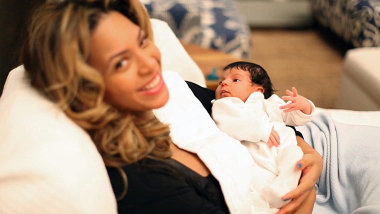 Beyonce-Knowles-holds-her-002.jpg