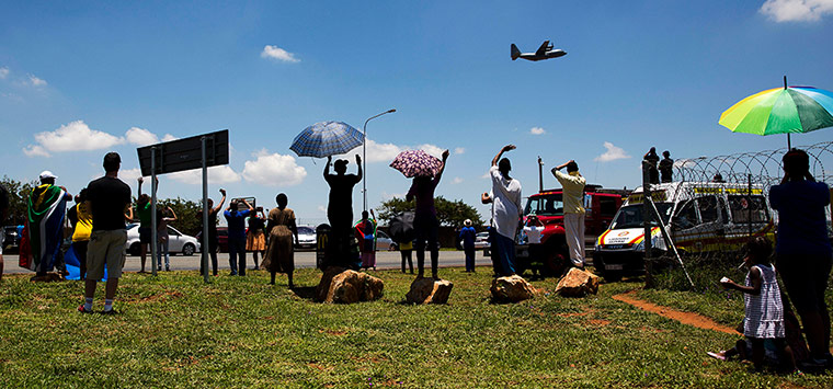 People-wave-at-Mandelas-a-005.jpg