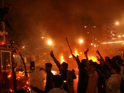 pakistan-bomb-fire-street-violence-riot-fear.jpg