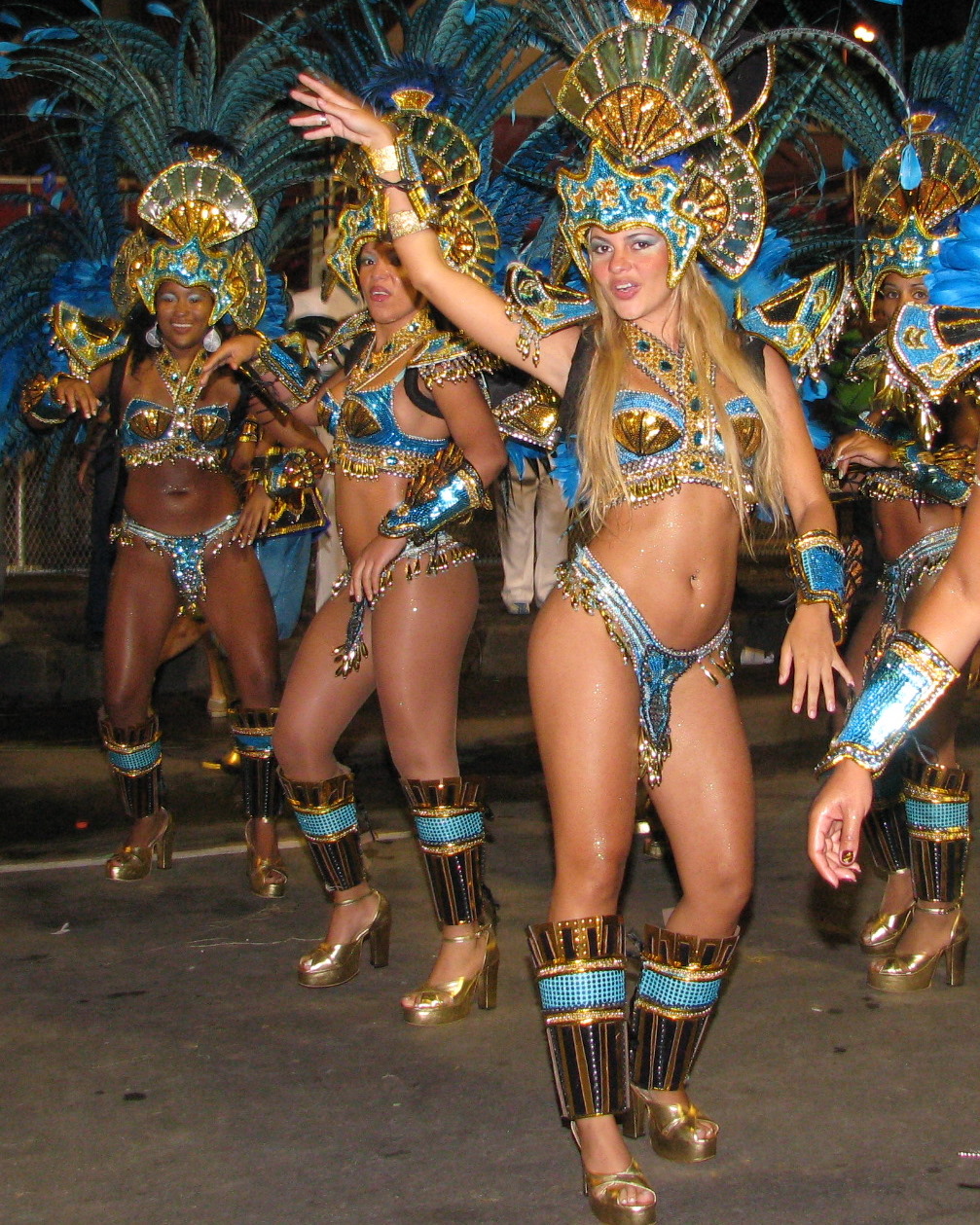 Samba_Dancers_-_Rio_de_Janeiro,_Brazil_-_Vila_Isabel_Carnival_2008.jpg