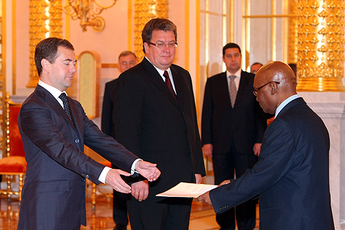 Dmitry_Medvedev_with_Jaka_Mwambi.jpg