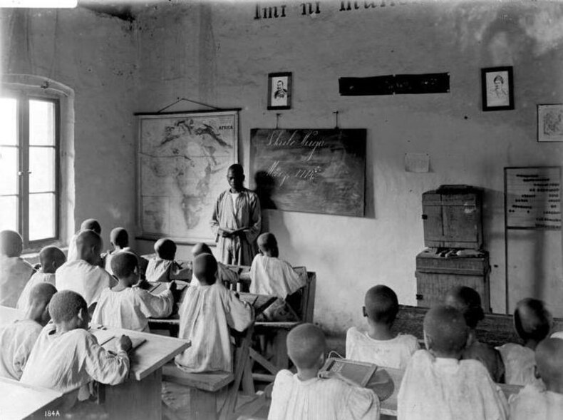 790px-Bundesarchiv_Bild_105-DOA0184%2C_Deutsch-Ostafrika%2C_Wuga%2C_Schule.jpg