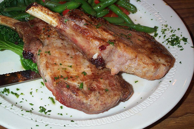 800px-Pork_chops_served.jpg