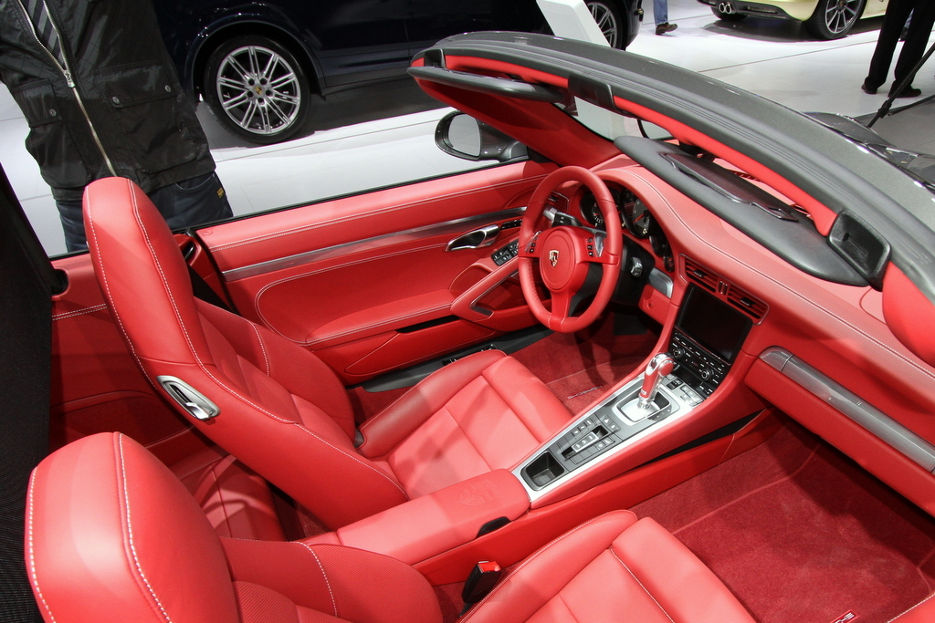 Porsche-911-cockpit-640x426.jpg