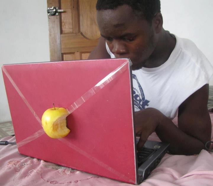 joke-funny-photo-my-apple-laptop.jpg