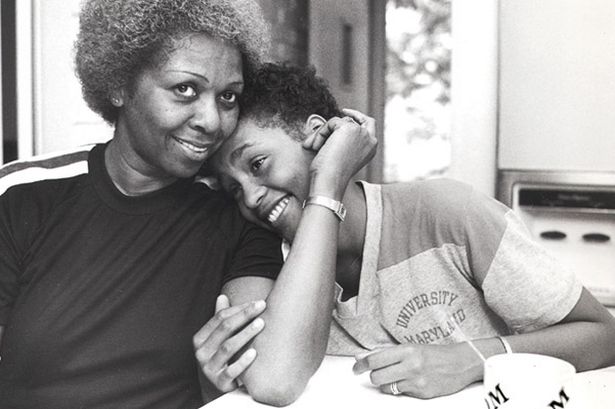 Young+Whitney+Houston+is+seen+pictured+with+mother+Cissy+Houston+circa+1979+