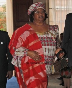 Joyce+Banda+Queen+Elizabeth+II+Attends+Commonwealth+chFQ3bZ12ahl-e1339240883704-246x300.jpg