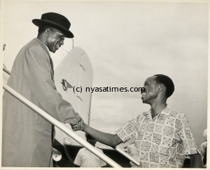 nyerere_receiving_kamuzu_banda-300x243.jpg