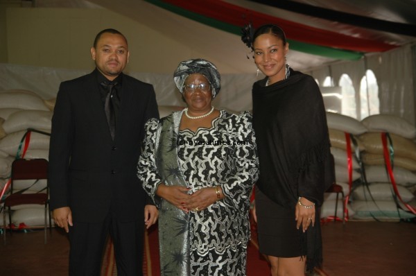 A-Photo-worthy-Bags-of-Maize-well-wishers-posed-for-a-photo-with-President-Joyce-Banda-during-the-Fund-raising-of-Bags-of-maize-to-the-needy-600x398.jpg