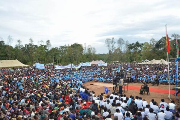 Crowds-listening-to-Mutharika-at-Mulanje-600x400.jpe