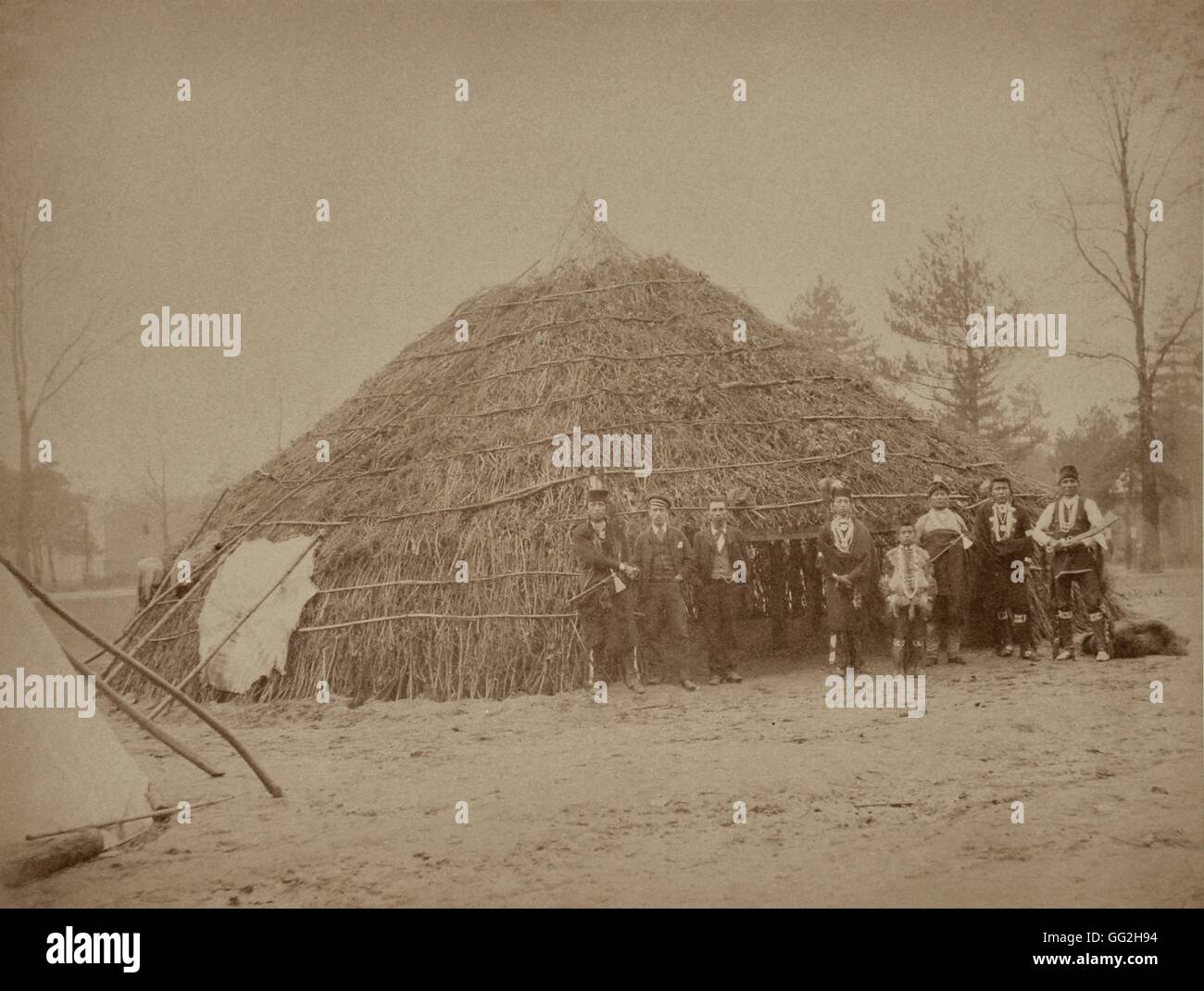 red-indian-village-au-jardin-d-acclimatation-paris-photographie-dans-collection-anthropologique-du-prince-roland-bonaparte-peaux-rouges-collection-anthropologique-de-roland-bonaparte-prince-de-canino-et-musignano-red-indians-gg2h94.jpg