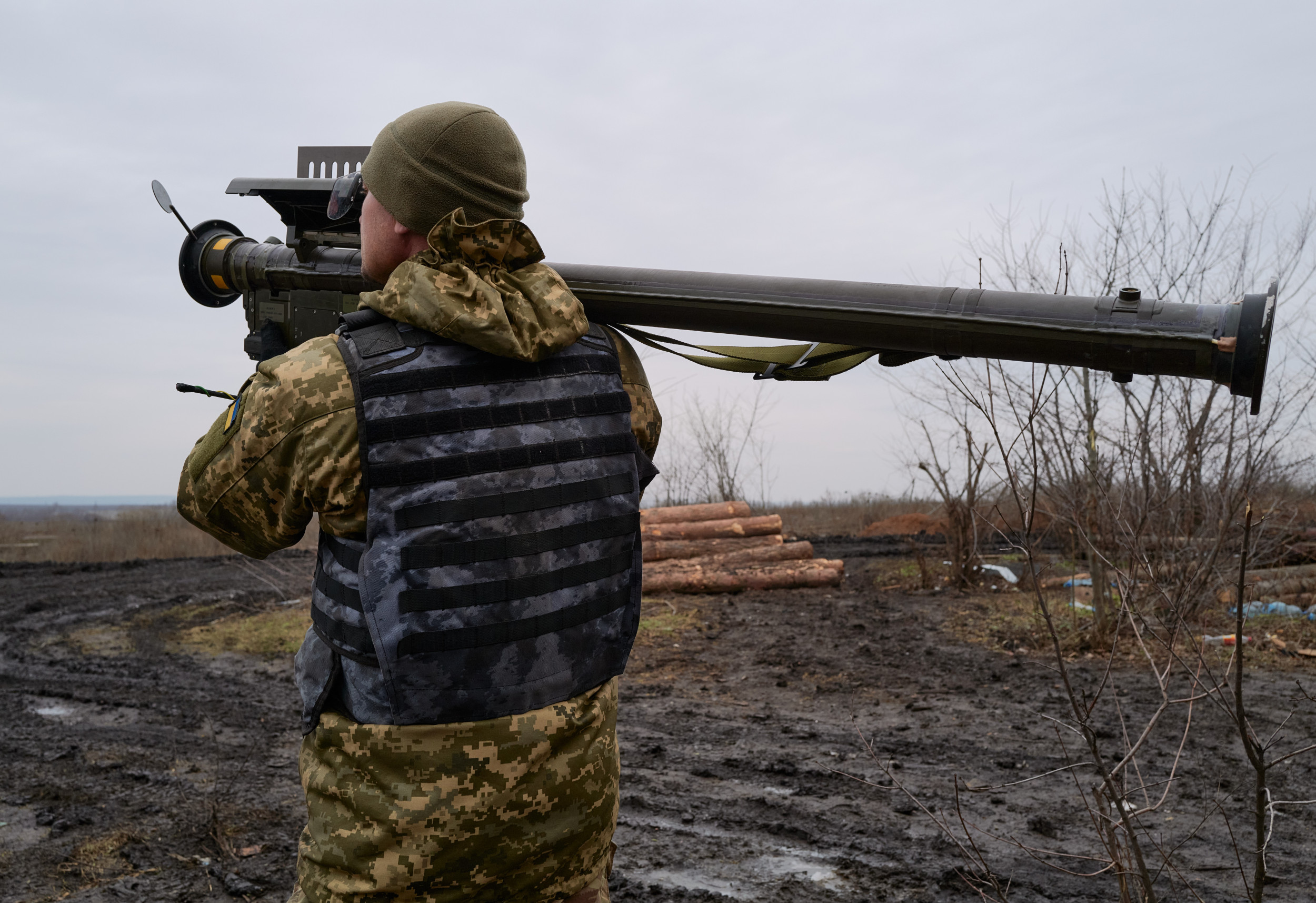 ukrainian-soldier-stinger-missile.jpg