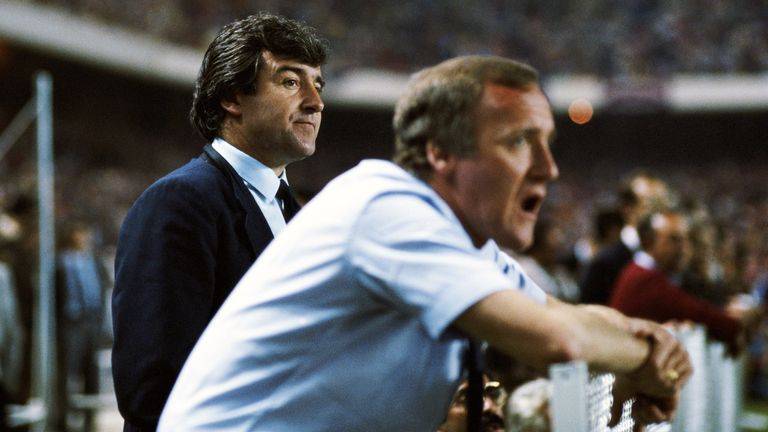 SEVILLE, SPAIN - MAY 07: Barcelona mananger Terry Venables (l) and his assistant Allan Harris look on as Barcelona fail to score in the Penalty shoot out in the European Cup Final between Barcelona and Steaua Bucharest on May 7, 1986 in Seville, Spain.(Photo by David Cannon/Allsport UK/ Getty Images) *** Local Caption *** Terry Venables; Allan Harris