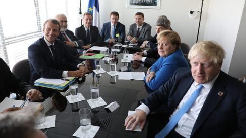 Emmanuel Macron (kushoto ) alikutana na waziri mkuu wa ujerumani Angela Merkel na waziri mkuu wa Uingereza Boris Johnson kulia )katika makao makuu ya Umoja wa Mataiafa