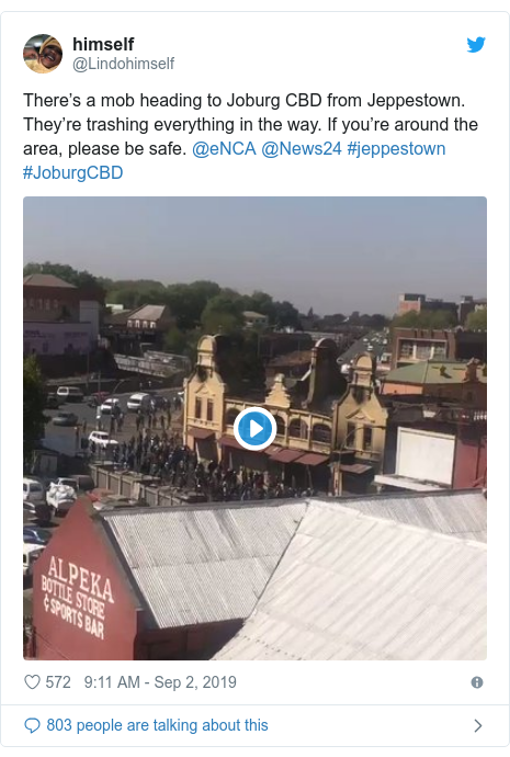 Ujumbe wa Twitter wa @Lindohimself: There’s a mob heading to Joburg CBD from Jeppestown. They’re trashing everything in the way. If you’re around the area, please be safe. @eNCA @News24 #jeppestown #JoburgCBD 