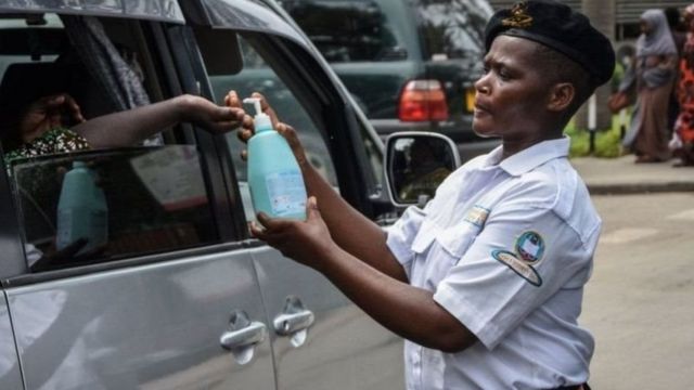 Balozi wa Marekani nchini Tanzania ameitolea wito serikali ya Tanzania kuchukua tahadhari za kimsingi za kuzuia kusambaa kwa maambukizi ya Covid -19