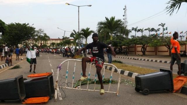 Waandamanaji mjini Lagos waliweka vizuwizi na kufunga barabara katika mji huo mkubwa wa kibiashara