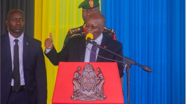 Rais Magufuli akimpongeza rais Museveni baada ya kutia saini uanzishaji wa ujenzi wa bomba la mafuta Kutoka Uganda hadi Tanzania