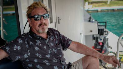 (FILES) This file photo taken on July 4, 2019 shows US millionaire John McAfee gesturing during an interview with AFP on his yacht anchored at the Marina Hemingway in Havana.  - Spain's National Court said on June 23, 2021 it had approved the extradition of antivirus software pioneer John McAfee to the United States where he is wanted on tax evasion charges.  The court's decision to extradite the 75-year-old, who was arrested at Barcelona airport on October 3, 2020, can be appealed but must also be approved by the Spanish cabinet before it can take place.  (Photo by Adalberto ROQUE / AFP)