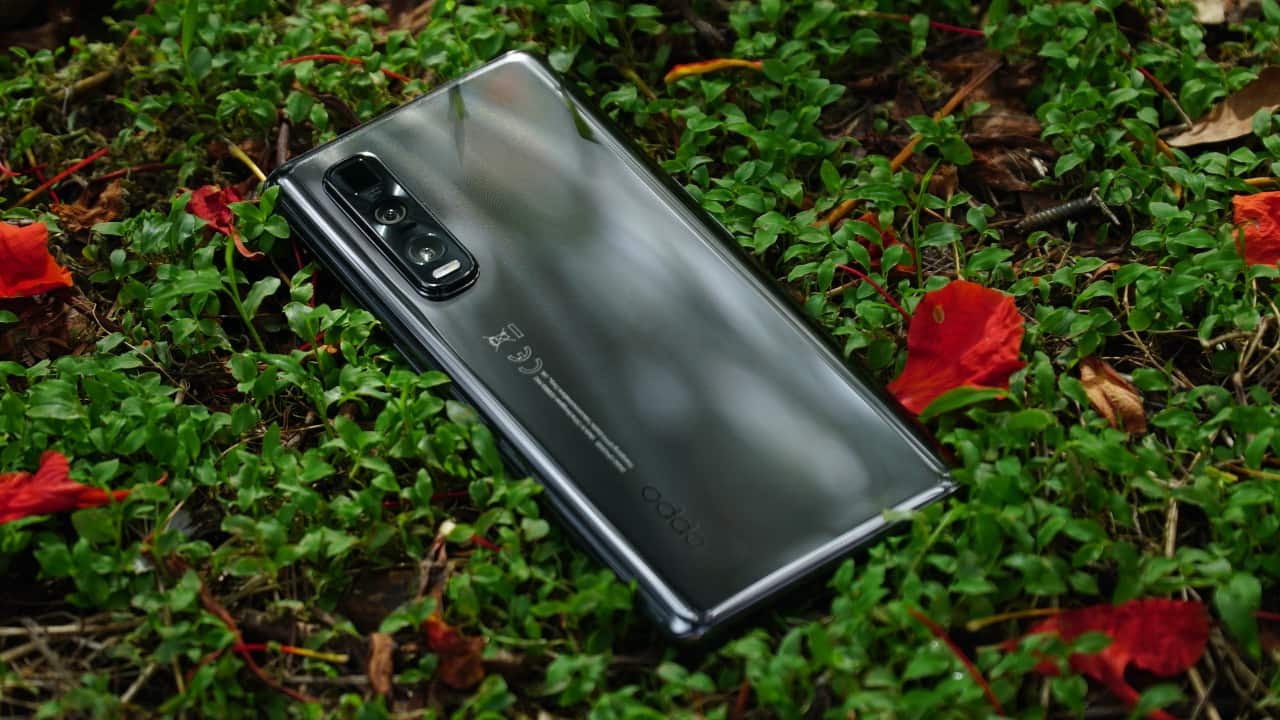 <a href=https://www.moneycontrol.com/news/technology/oppo-find-x2-pro-review-the-xtra-fast-flagship-5414051.html target=_blank>Oppo Find X2 Pro</a> | 48 MP, f/1.7 aperture with OIS + 13 MP (Periscope Telephoto), f/3.0 aperture with OIS and 5x Optical Zoom + 48 MP (Ultrawide), f/2.2 aperture | The Oppo Find X2 Pro has an overall score of 124 points, with 134 points in the photo department and 104 points in the video department. The Find X2 Pro is an impressive phone with some excellent camera hardware.