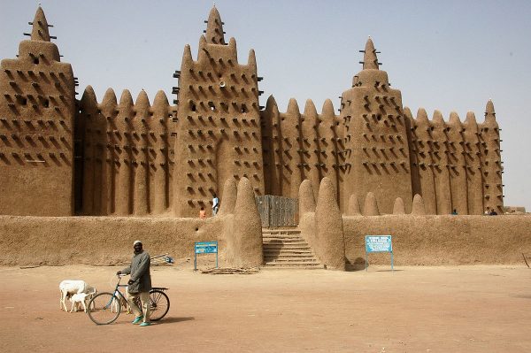 1200px-Djenne_great_mud_mosque-e1533474389278.jpg