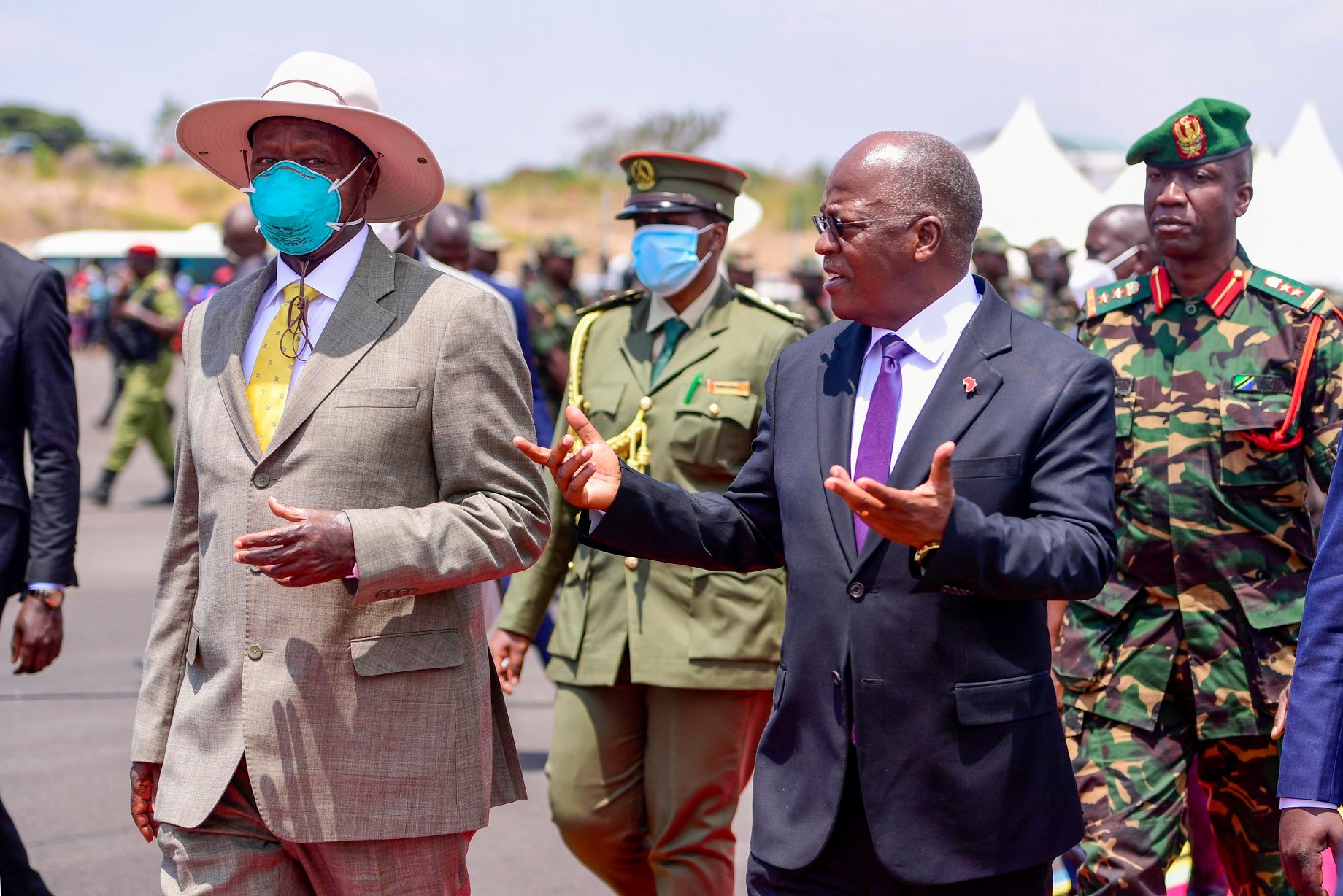 Museveni-with-mask-being-welcomed-by-Magufuli.jpg