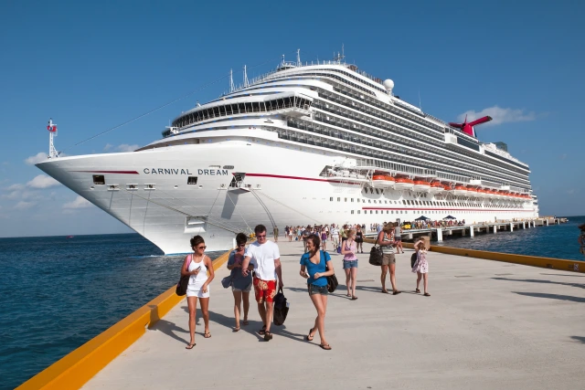 Tourists leaving a cruise dock