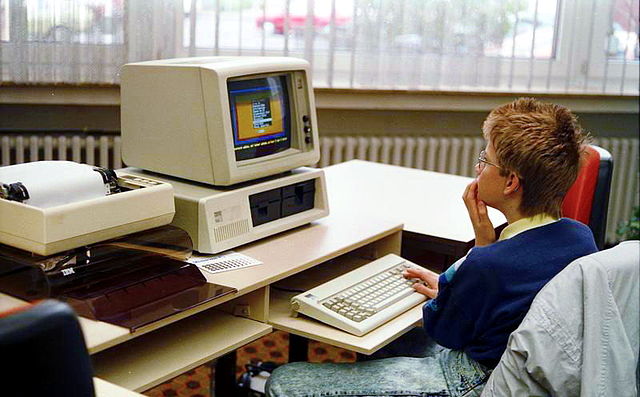 640px-Bundesarchiv_B_145_Bild-F077948-0006%2C_Jugend-Computerschule_mit_IBM-PC.jpg