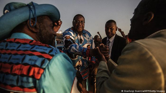 Mshindi wa kinyanganyiro cha urais wa Malawi Peter Mutharika (katikati) akisalimiana na wafuasi wake.