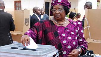 Rais wa sasa Joyce Banda alipopiga kura yake.