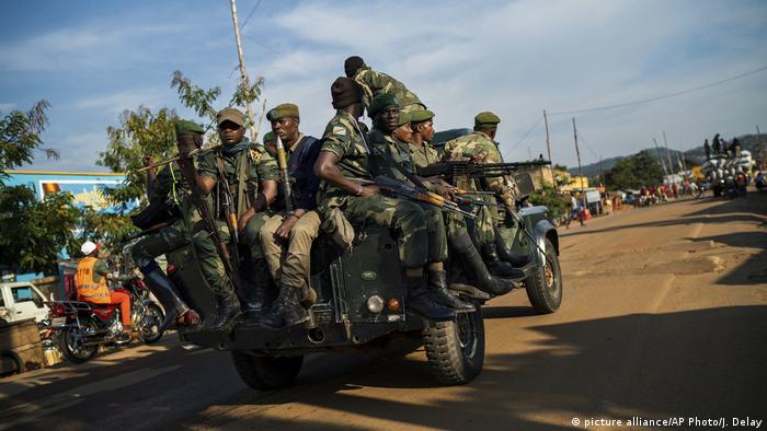 Demokratische Republik Kongo l Soldaten in Beni - Epizentrum der derzeitigen Ebola-Epedemie (picture alliance/AP Photo/J. Delay)