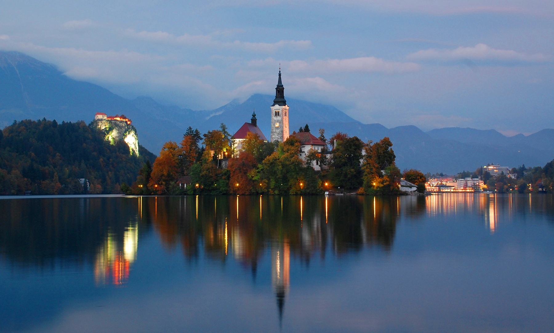 Lake_Bled_At_Twilight,_Oct_2013.jpg