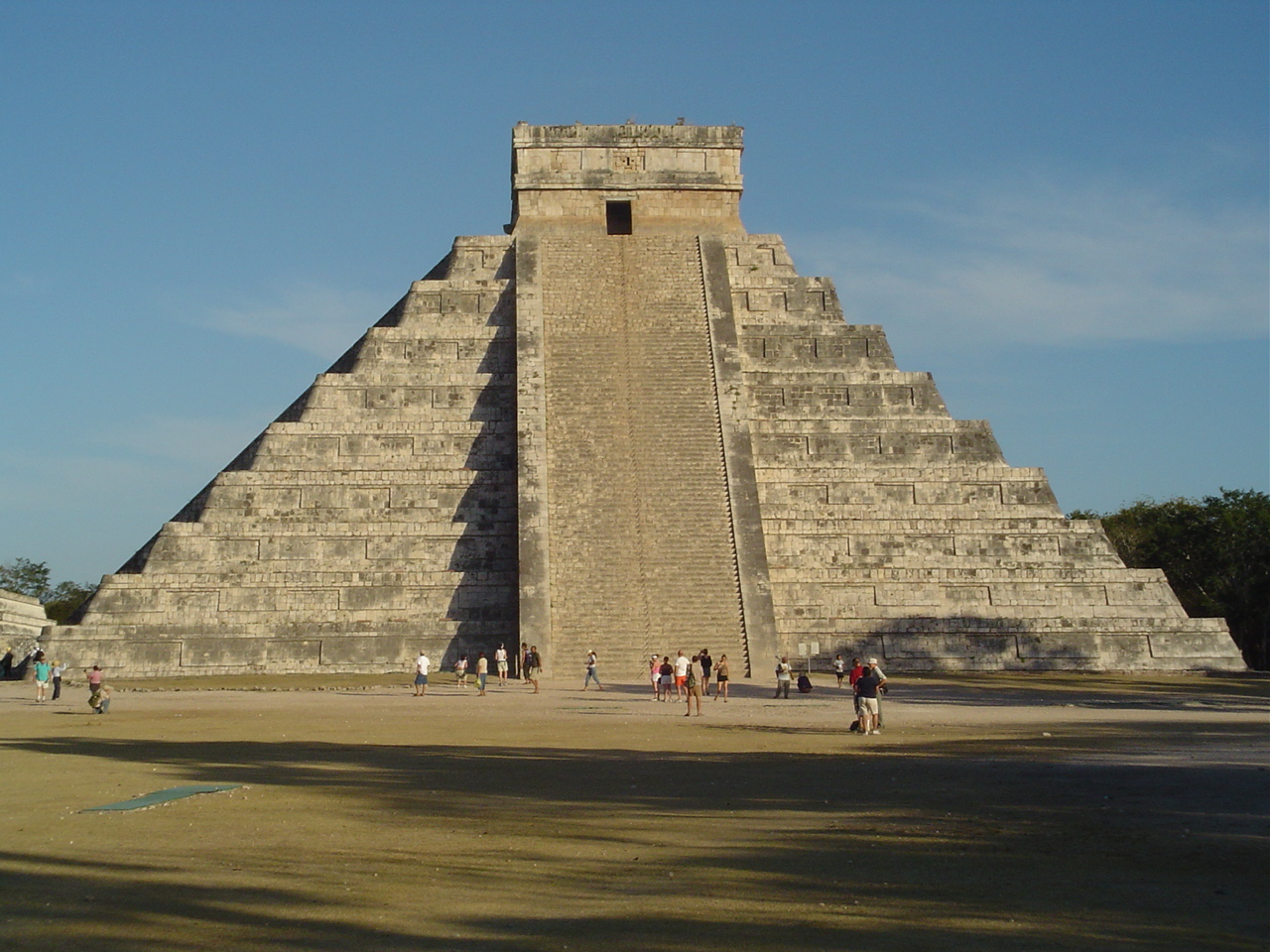 Chichen_Itza_pyramid.jpg