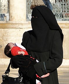 236px-Woman_in_niqab%2C_Aleppo_%282010%29.jpg