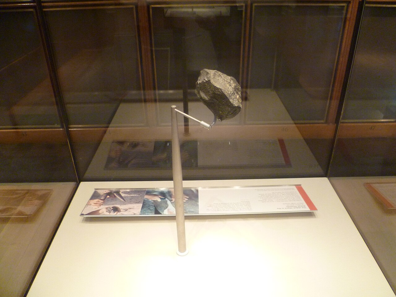 1280px-Olduvai_stone_chopping_tool.jpg