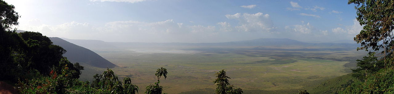 1280px-NgorongoroCrater_Wegmann2012.jpg