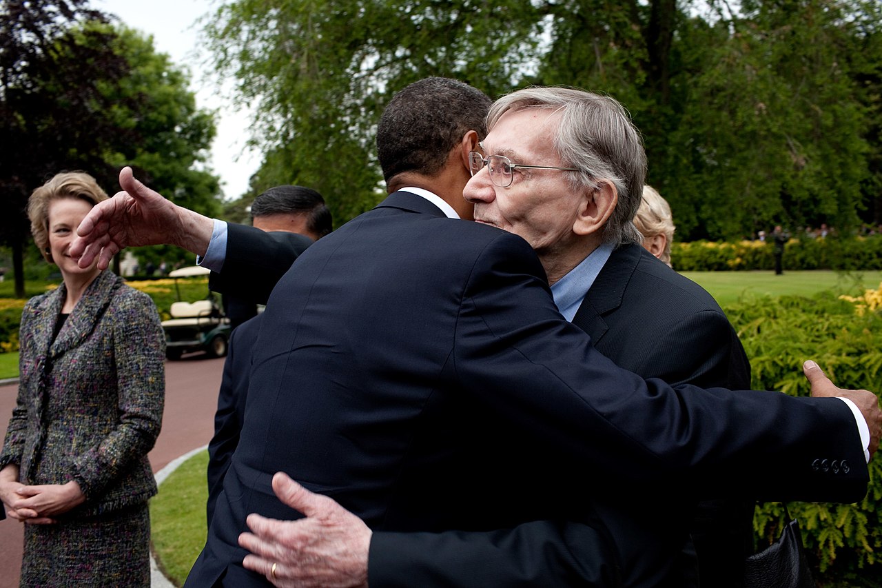 1280px-Barack_Obama_embraces_his_great_uncle_Charles_Payne.jpg